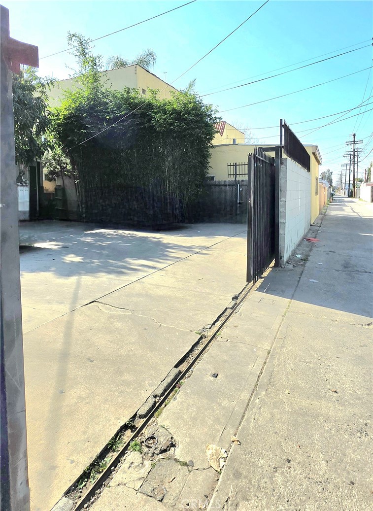 1249 1251 W 39th Street 2