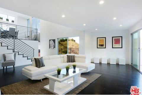 Photo of 3624 AVENIDA DEL SOL, Studio City, CA 91604 (MLS # 25606299)