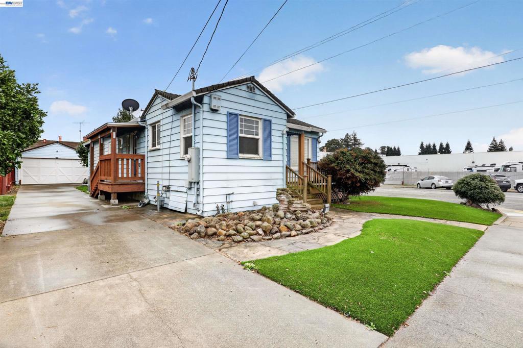 399 Stoakes Ave