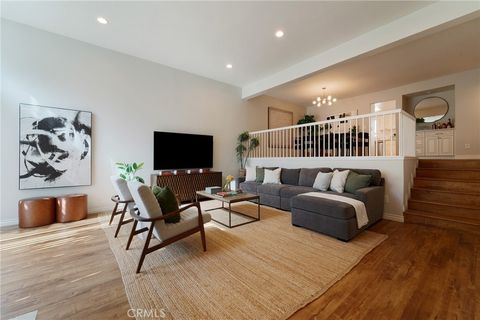 Photo of 13925 Riverside Drive, Sherman Oaks, CA 91423 (MLS # SR26108825)