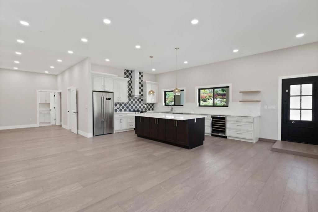 listing image 130720654456095921221