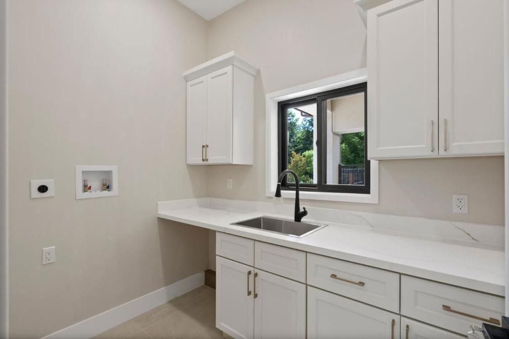listing image 130723547749036465431