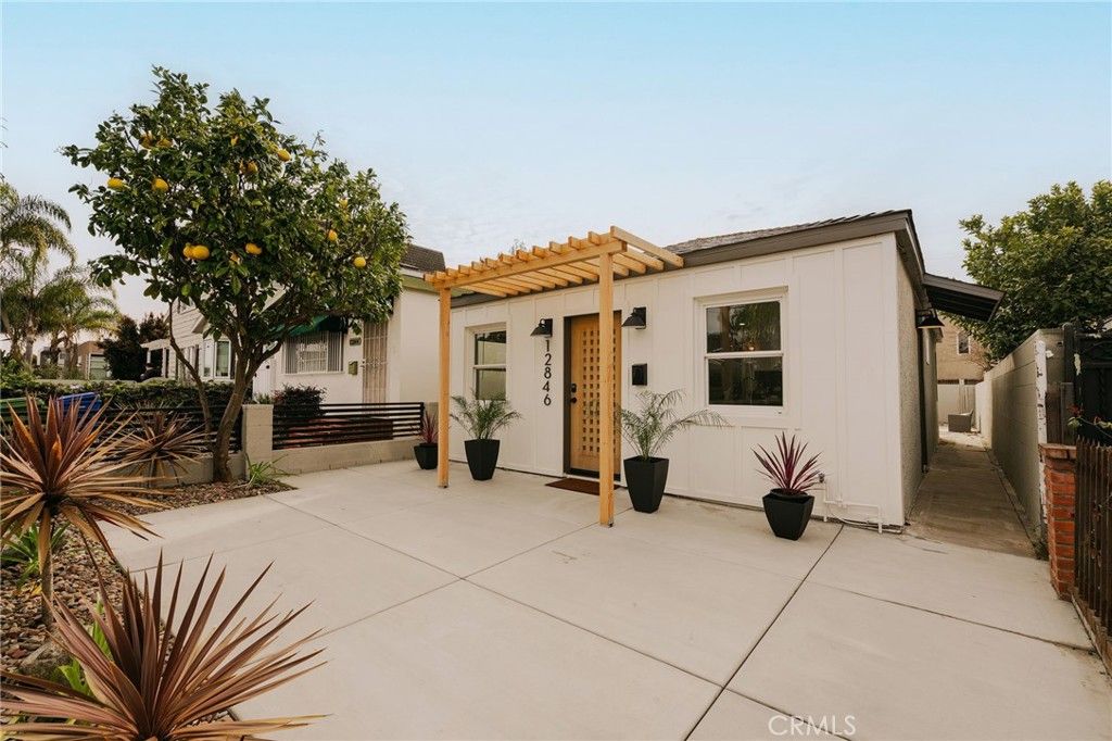 Photo of 12846 Short Avenue, Los Angeles, CA 90066 (MLS # DW26114001)