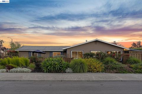 Photo of 429 HARBOR LIGHT ROAD RD, Alameda, CA 94501 (MLS # 41141823)