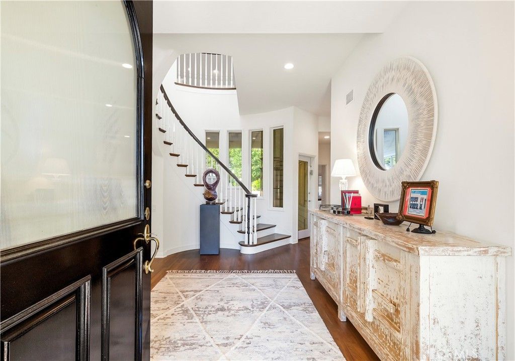 Photo of 520 Kings Rd, Newport Beach, CA 92663 (MLS # OC25280598)