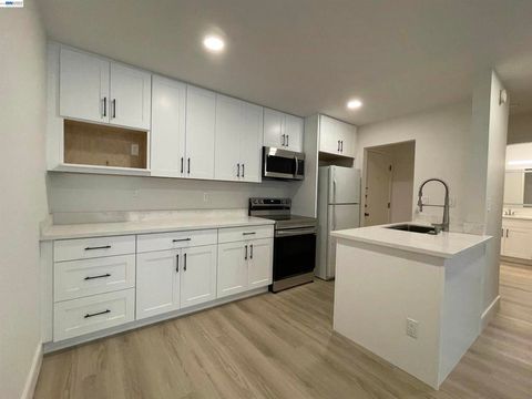 Photo of 965 SHOREPOINT CT #200 Ct, Alameda, CA 94501 (MLS # 41129491)