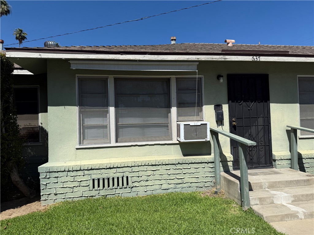 Just a short walk from downtown Redlands, this charming 1 bedroom, 1 bath unit is perfectly situated in the heart of Redlands. It includes a generously sized living room, a cozy dining nook, a functional kitchen and a convenient washer and dryer hookup. Additional features include a covered carport and plenty of street parking.