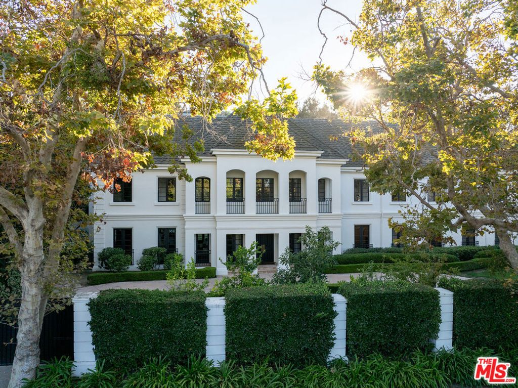 Photo of 3901 Longridge Avenue, Sherman Oaks, CA 91423 (MLS # 26635009)