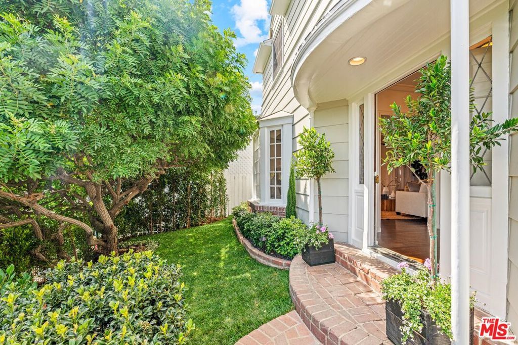 Photo of 8023 Hemet Place, Los Angeles, CA 90046 (MLS # 25560929)