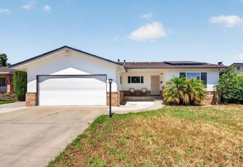 Photo of 1321 Fernwood Lane, Gilroy, CA 95020 (MLS # ML82043731)