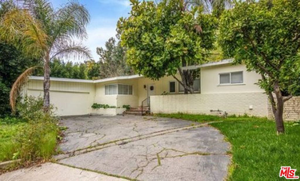 Photo of 1555 San Ysidro Drive, Beverly Hills, CA 90210 (MLS # 26651543)