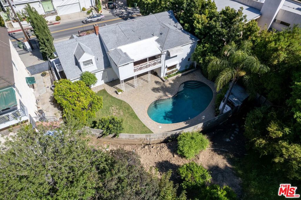 2427 Benedict Canyon Drive