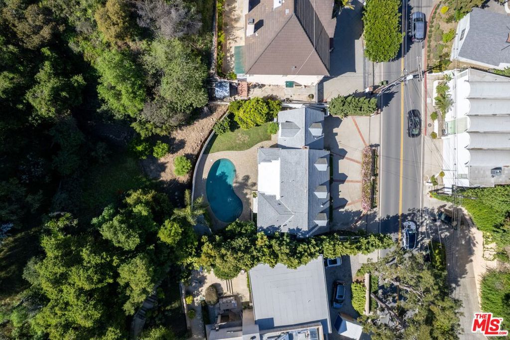 2427 Benedict Canyon Drive