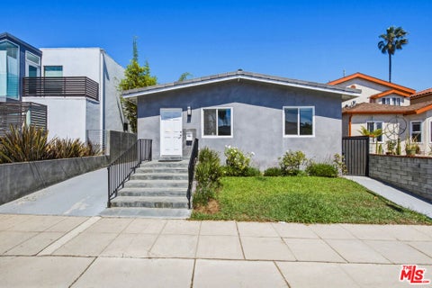 Photo of 869 Warren Avenue, Venice, CA 90291 (MLS # 26102239)
