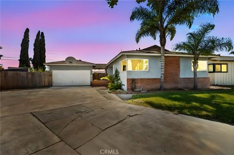 Photo of 2106 W Forest Ln, Anaheim, CA 92804 (MLS # OC26044655)