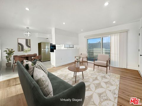 Photo of 220 E Hyde Park Blvd #4, Inglewood, CA 90302 (MLS # 26699163)