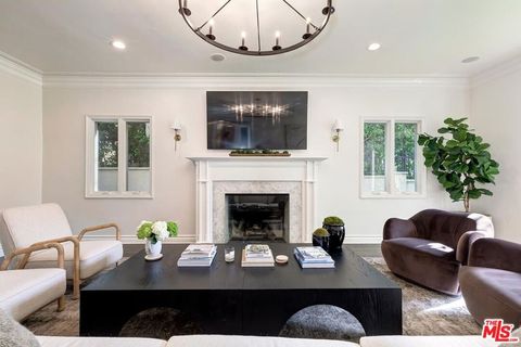 Photo of 1154 N Wetherly Drive, Los Angeles, CA 90069 (MLS # 26728783)