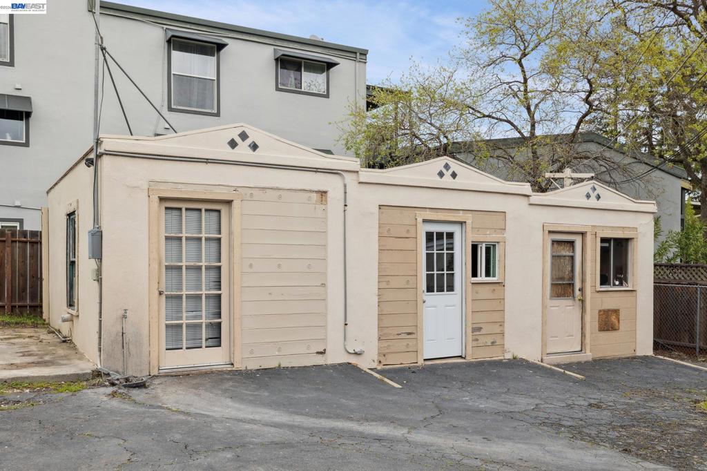 1856 1856 Almond Ave