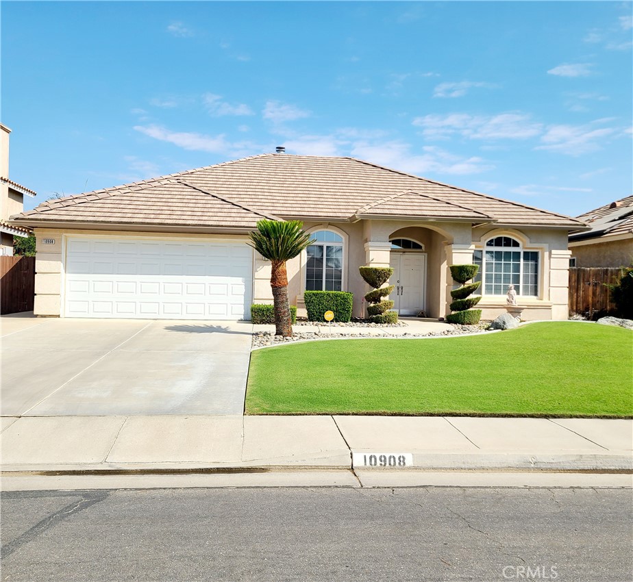 Looking for a turn key home? This spacious Southwest beauty is ready for a new family! Large front room and formal dining room makes this great for entertaining. Family room has an inviting gas fireplace with a mounted big screen TV. There are 3 large bedrooms and an office, all equipped with ceiling fans. The kitchen has stainless steel appliances and an upgraded gas range top. Pullout drawers for pots and pans and much more! A center island and a dinette area that overlooks the cozy covered patio and yard. The garage has custom cabinets installed for storage.
The house has a special filtration system for the central air and heat.
