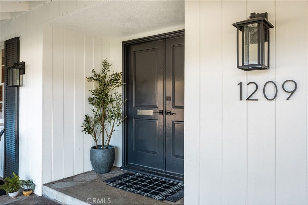 1209 E Walnut