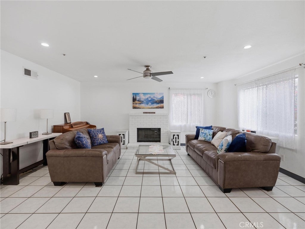 512 E 8th Street