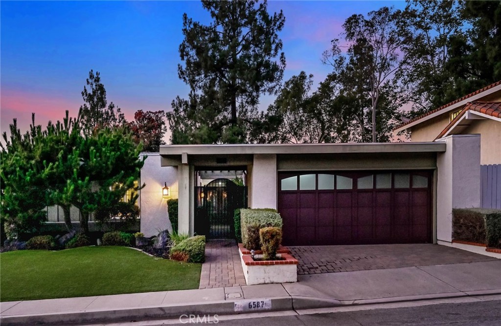 6587 E VIA ARBOLES
