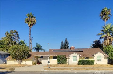 Photo of 827 N Sycamore Avenue, Rialto, CA 92376 (MLS # IV25185109)