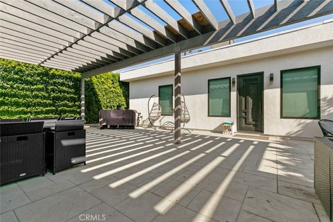 Photo of 1918 N Maple St, Burbank, CA 91505 (MLS # SR25257680)