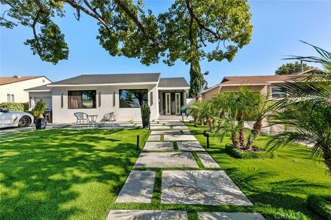 Photo of 1918 N Maple St, Burbank, CA 91505 (MLS # SR25257680)