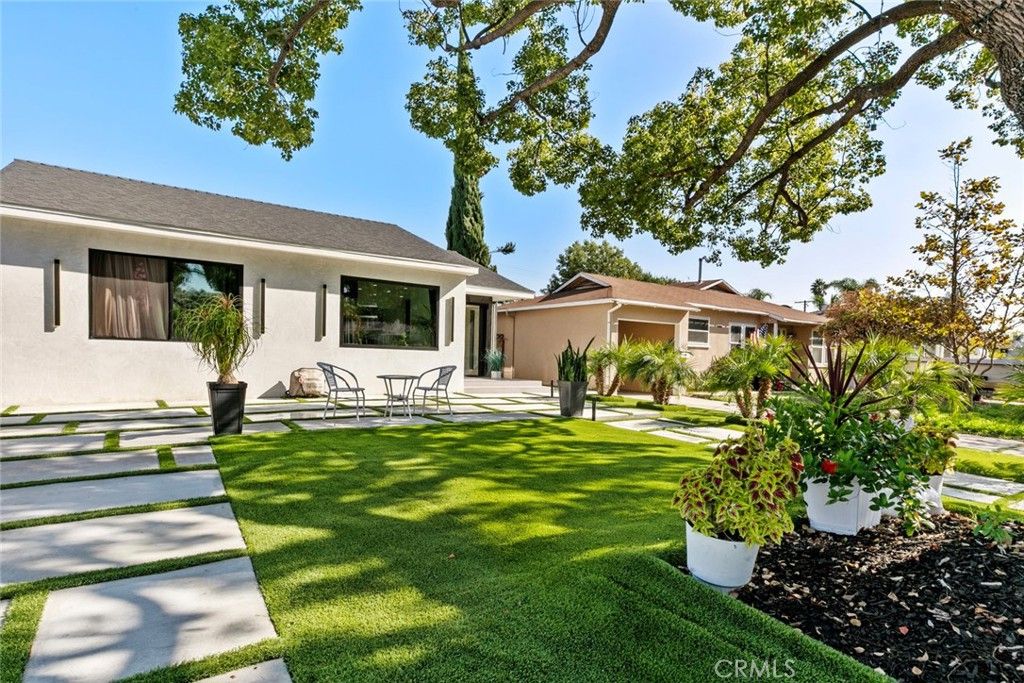 Photo of 1918 N Maple St, Burbank, CA 91505 (MLS # SR25257680)