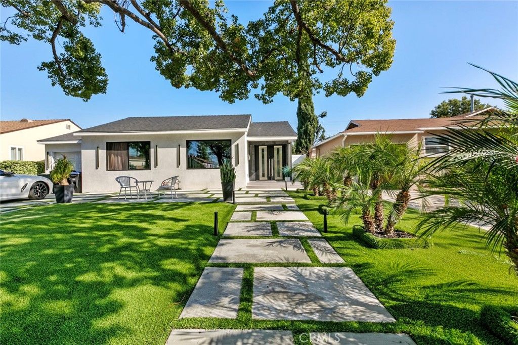 Photo of 1918 N Maple St, Burbank, CA 91505 (MLS # SR25257680)