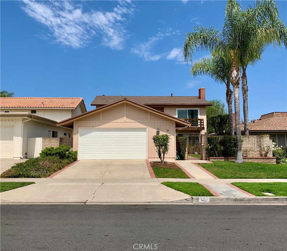 Rare opportunity! Spacious 5-bedroom, 4-bathroom single-family home featuring a downstairs master suite and a bright, expansive bonus room that opens to the backyard. Ideally located within walking distance to top-rated schools, the library, and a shopping center.
Enjoy access to exceptional community amenities including parks, pools, tennis, basketball, and volleyball courts. Conveniently close to the 405 Freeway for easy commuting.