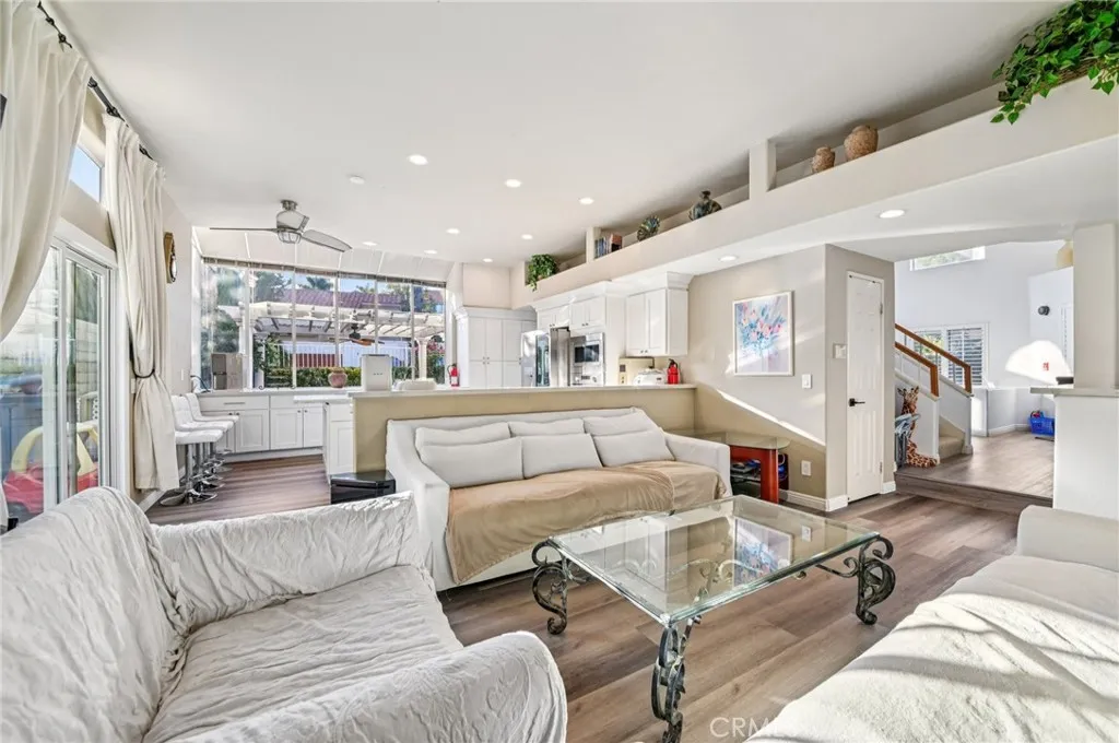 Stevenson Ranch, California 91381, United States, 4 Bedrooms Bedrooms, ,3 BathroomsBathrooms,Residential,Active,203455