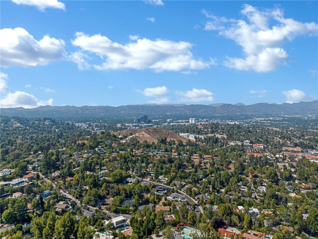 Photo of 4801 Nomad Dr, Woodland Hills, CA 91364 (MLS # SR25233912)
