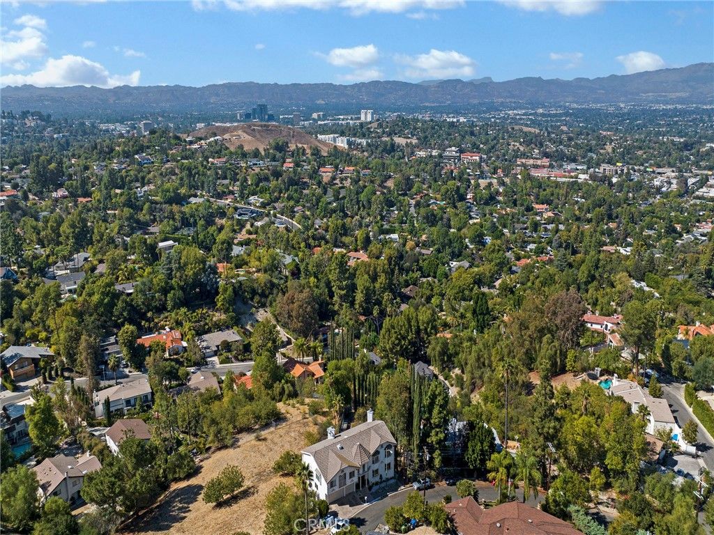 Photo of 4801 Nomad Dr, Woodland Hills, CA 91364 (MLS # SR25233912)