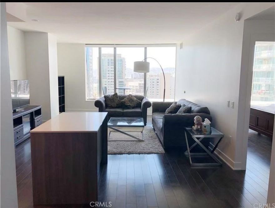Modern 1 bed + den on the 26th floor with amazing Twin Peaks and city views. Spacious living and dining area, plus a large den—perfect for a home office. The open kitchen features granite countertops, a kitchen island, high-end Gaggenau appliances, and plenty of cabinet space. The XL bathroom includes a double vanity, walk-in shower, soaking tub, Italian porcelain tile, and Volakas marble. Hardwood floors, high ceilings, and in-unit washer/dryer. Photos are of the same floor plan on a higher floor. Designed by Bernardo Fort-Brescia of Arquitectonica, LUMINA offers top-notch amenities: full-length saline lap pool, 7,000 sq. ft. fitness center, landscaped outdoor areas, rooftop deck, valet parking, and 24-hour front desk and door service. On-site, Woodlands Market provides local organic groceries, prepared foods, and a coffee bar for added convenience.
