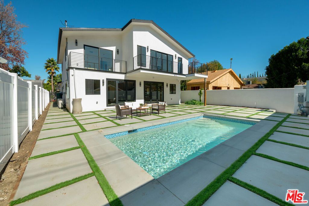 Photo of 14254 Mccormick Street, Sherman Oaks, CA 91401 (MLS # 25588281)