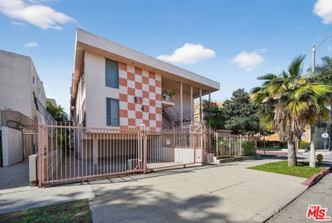 Photo of 941 S Gramercy Place, Los Angeles, CA 90019 (MLS # 26985675)