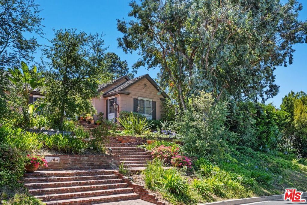 Photo of 11450 Ayrshire Road, Los Angeles, CA 90049 (MLS # 25576851)