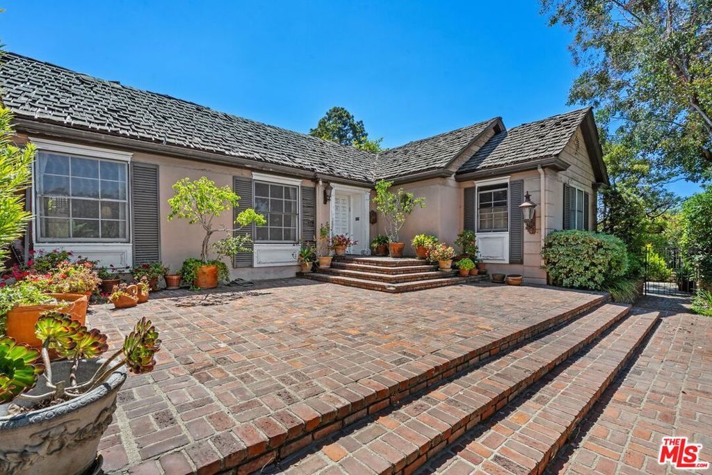 Photo of 11450 Ayrshire Road, Los Angeles, CA 90049 (MLS # 25576851)