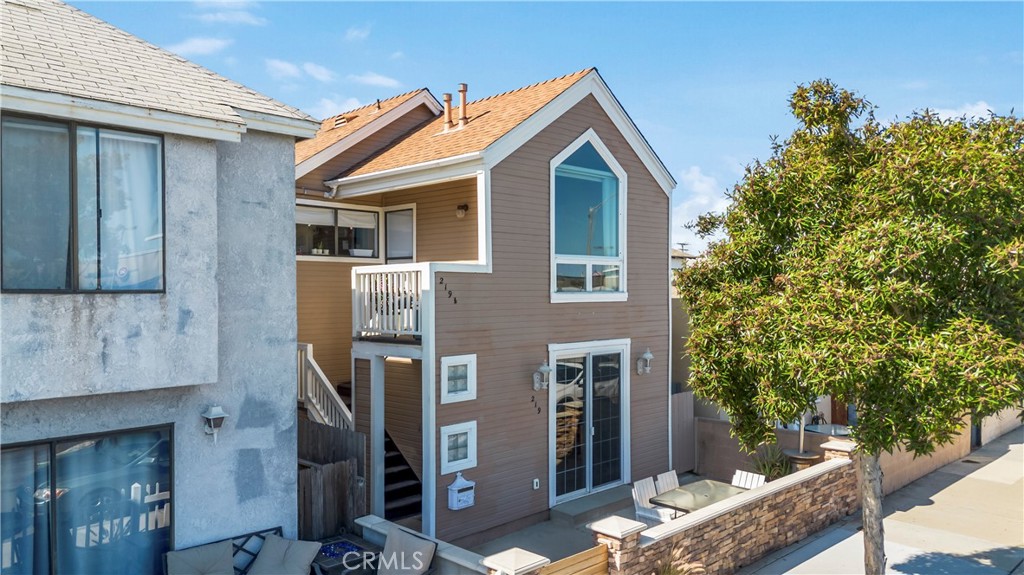 Situated in one of the best locations in the exclusive Newport Beach Balboa peninsula. Both units have been remodeled. The lower unit features 2
bedrooms on the first floor and the master bedroom on the second floor, 2 bathrooms and a front Patio, in-unit washer dryer and 2 car garage
parking space. Upper unit Features 3 bedrooms, 2 bathrooms and a balcony and 2 car garage parking space. Both units have their own fireplaces in
the living room, Located near the beach, shops, restaurants, bike paths, and all that beach city living has to offer