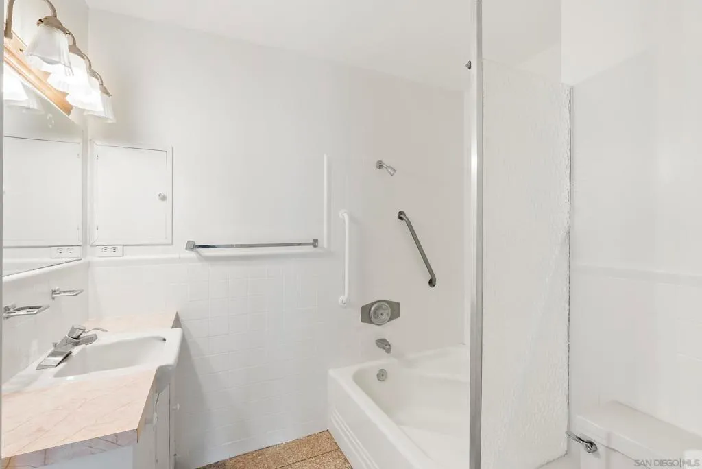 La Jolla, California 92037, United States, 5 Bedrooms Bedrooms, ,3 BathroomsBathrooms,Residential,Pending,189772