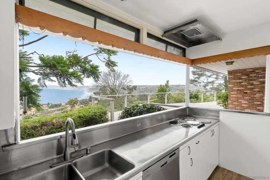 La Jolla, California 92037, United States, 5 Bedrooms Bedrooms, ,3 BathroomsBathrooms,Residential,Pending,189772