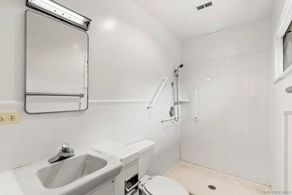 La Jolla, California 92037, United States, 5 Bedrooms Bedrooms, ,3 BathroomsBathrooms,Residential,Pending,189772