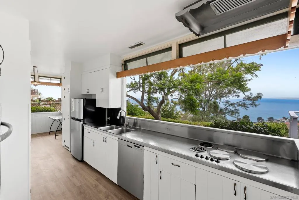 La Jolla, California 92037, United States, 5 Bedrooms Bedrooms, ,3 BathroomsBathrooms,Residential,Pending,189772