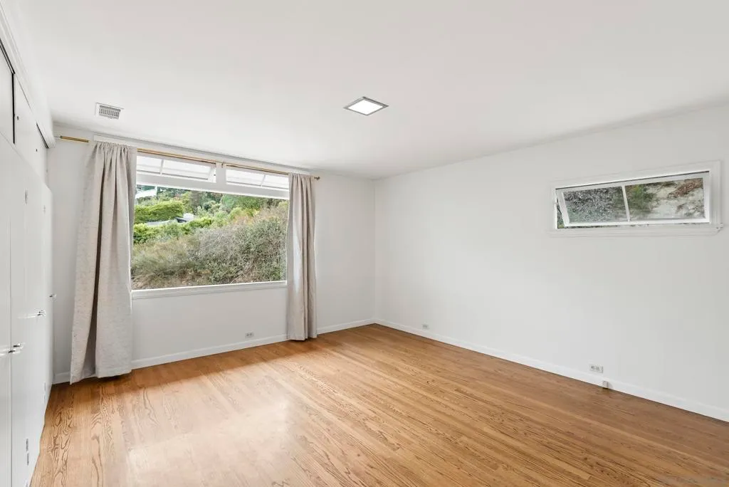 La Jolla, California 92037, United States, 5 Bedrooms Bedrooms, ,3 BathroomsBathrooms,Residential,Pending,189772