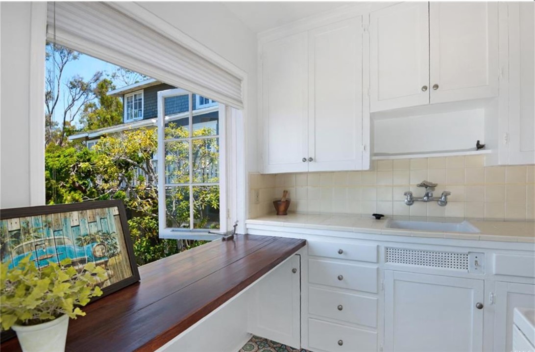 2344 Glenneyre Street