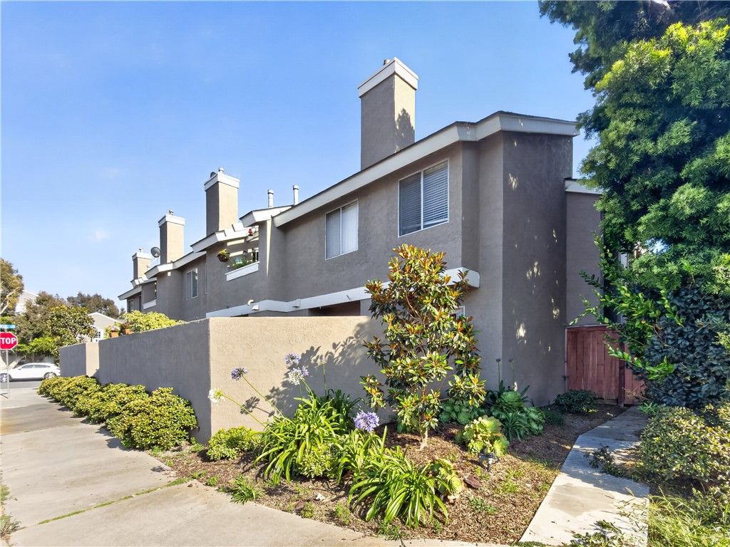 Photo of 17121 Green LN #D, Huntington Beach, CA 92649 (MLS # OC26096676)