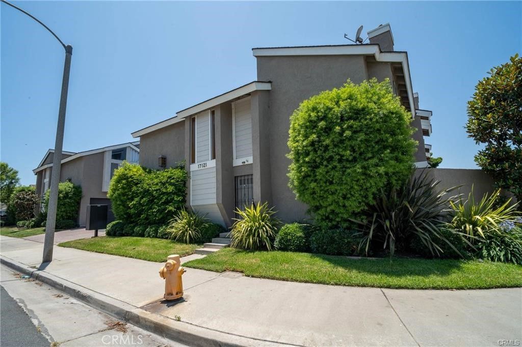 Photo of 17121 Green LN #D, Huntington Beach, CA 92649 (MLS # OC26096676)