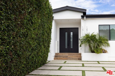 Photo of 12713 Tiara Street, Valley Village, CA 91607 (MLS # 26990419)